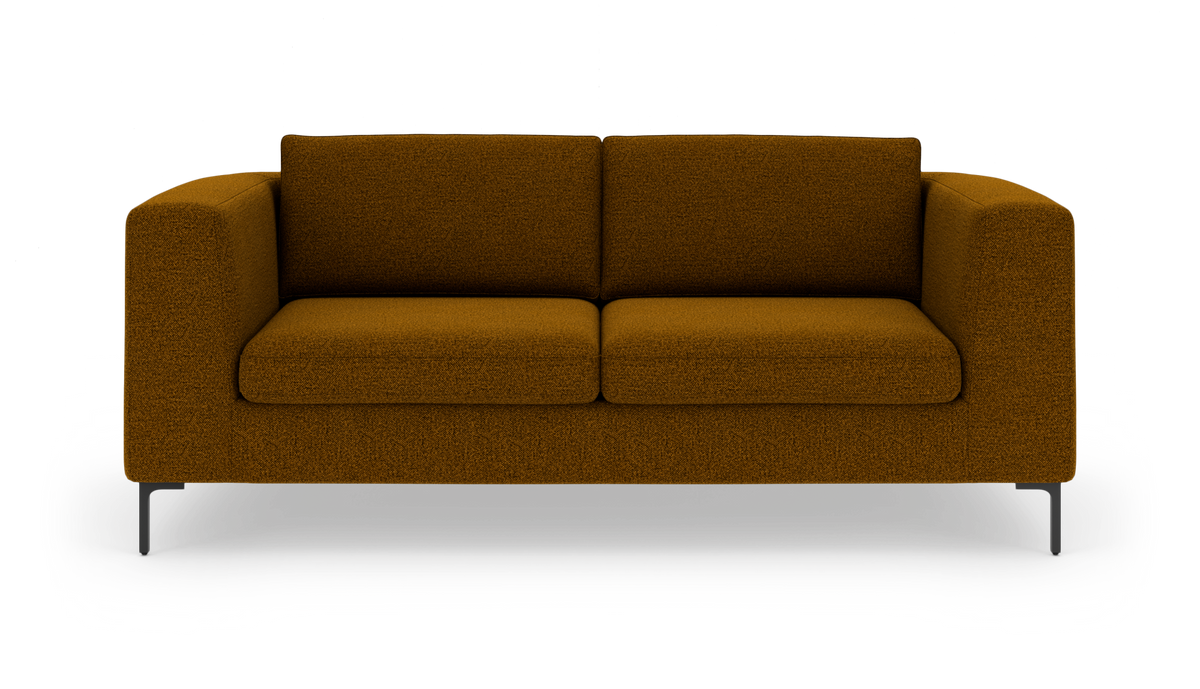 Sennepsgul, moderne to-personers sofa i bouclé-stof på slanke metalben, frilagt mod hvid studiobaggrund.