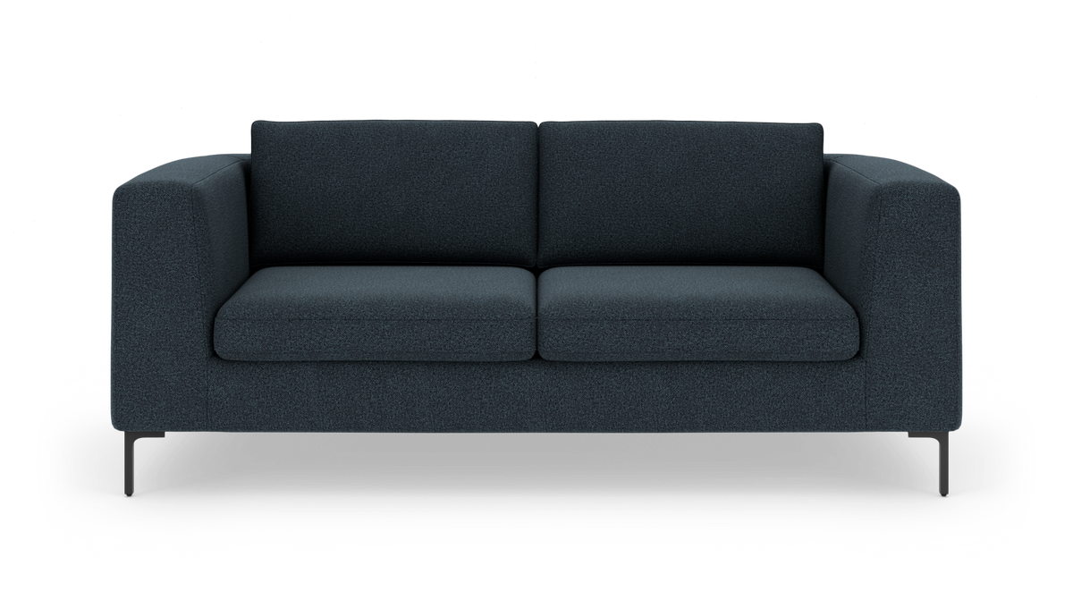 Mørkeblå tresæders sofa med rene linjer og metalben, set lige forfra i studiemiljø.