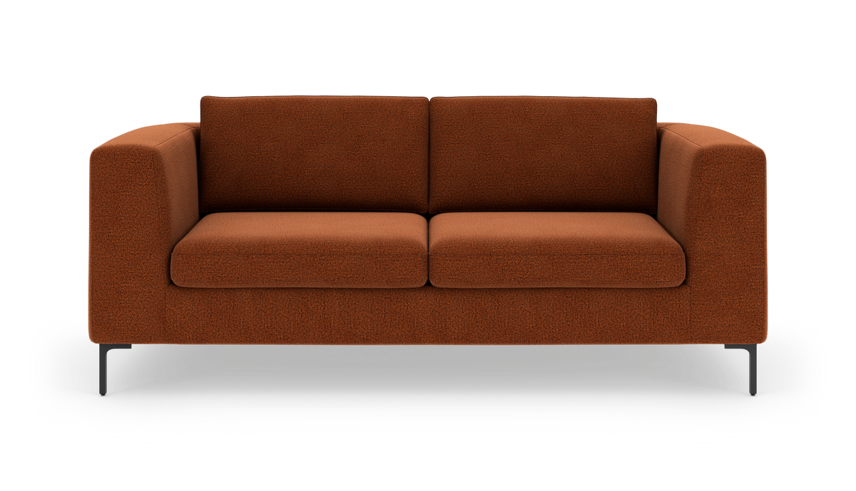 Brunorange 2-personers sofa med rene linjer og slanke metalben, frilagt på hvid baggrund.