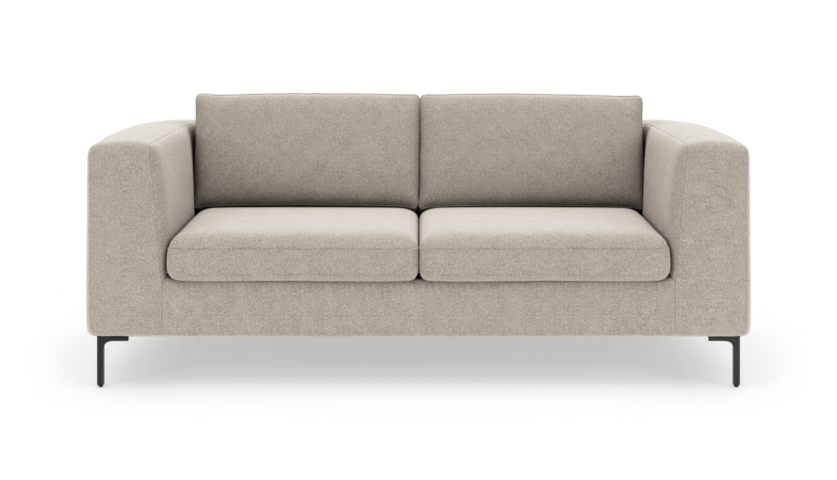 Beige 2-personers sofa med lige armlæn og sorte metalben, frontvisning på hvid baggrund.