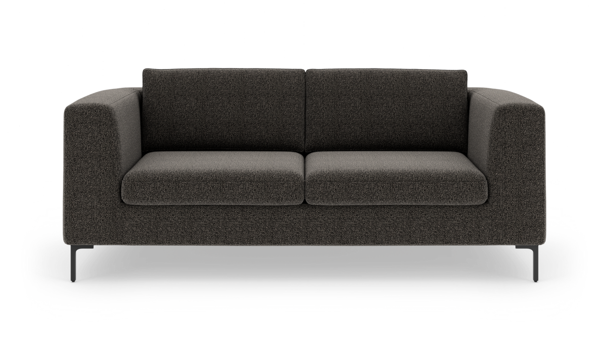 Mørkegrå sofa med to sædehynder og lige armlæn, frilagt på hvid baggrund.
