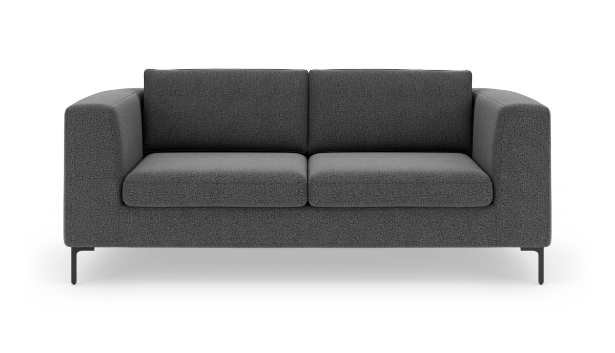 Mørkegrå, moderne to-personers sofa på hvid baggrund med rene linjer og slanke metalben.