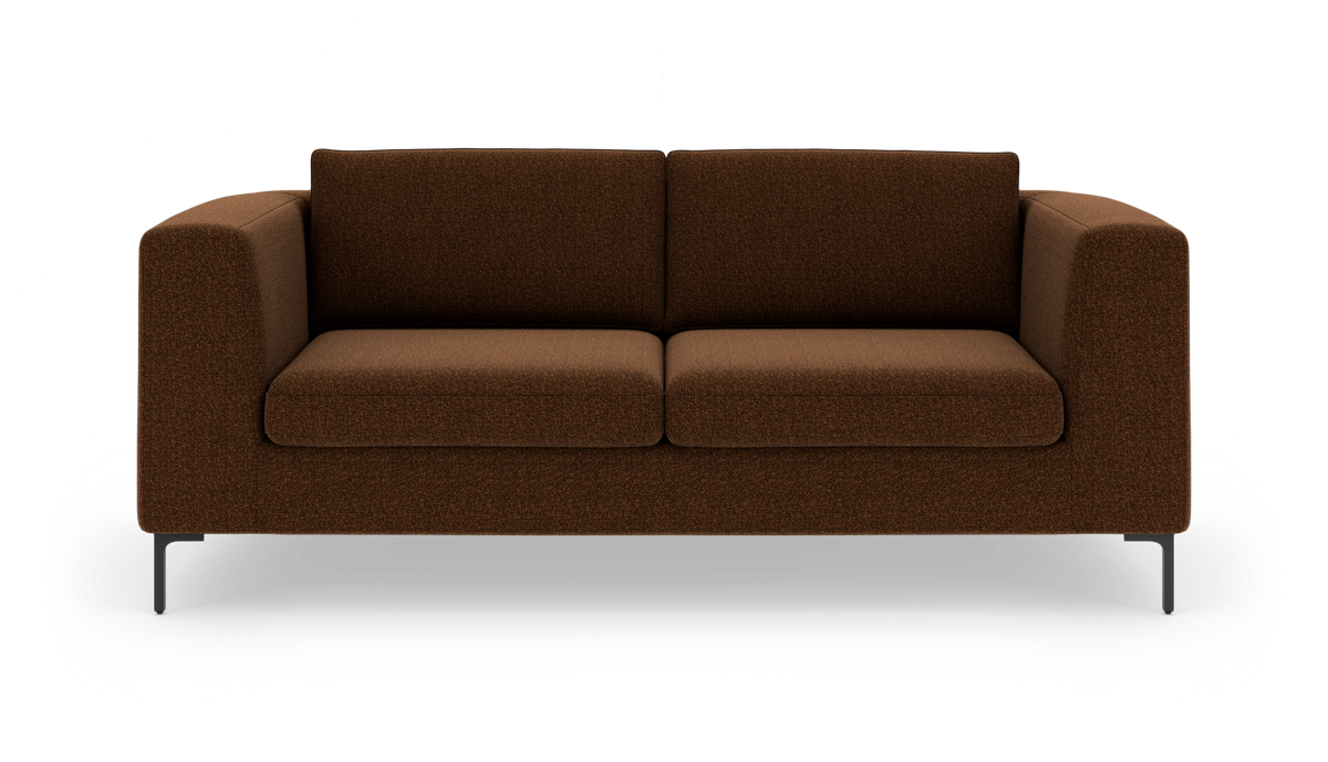 Brun 2-personers sofa i moderne, enkel design med to hynder og slanke sorte ben, fritlagt på hvid baggrund.