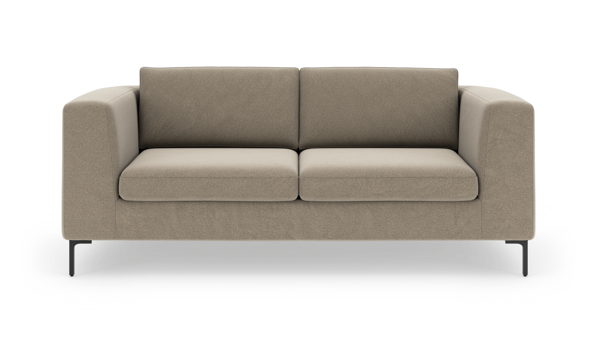 Beige 2-personers sofa med rene linjer på sorte ben, frilagt mod hvid baggrund.
