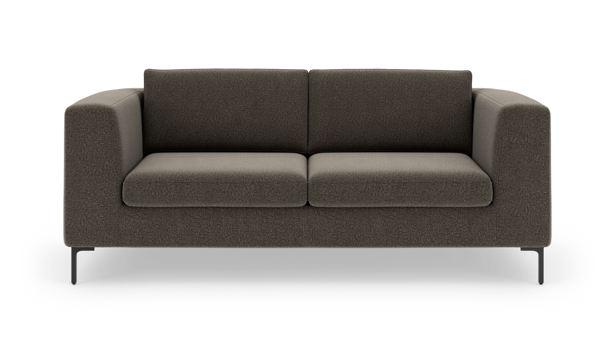 Mørkegrå 2-personers sofa med lige armlæn på slanke sorte ben, frilagt mod hvid baggrund.