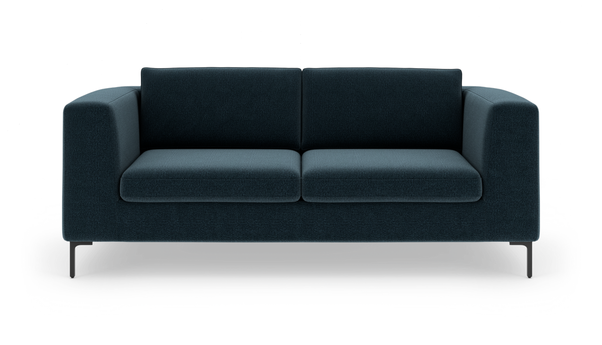 Mørkeblå moderne to-personers sofa med lige armlæn og slanke metalben, frilagt på hvid baggrund.