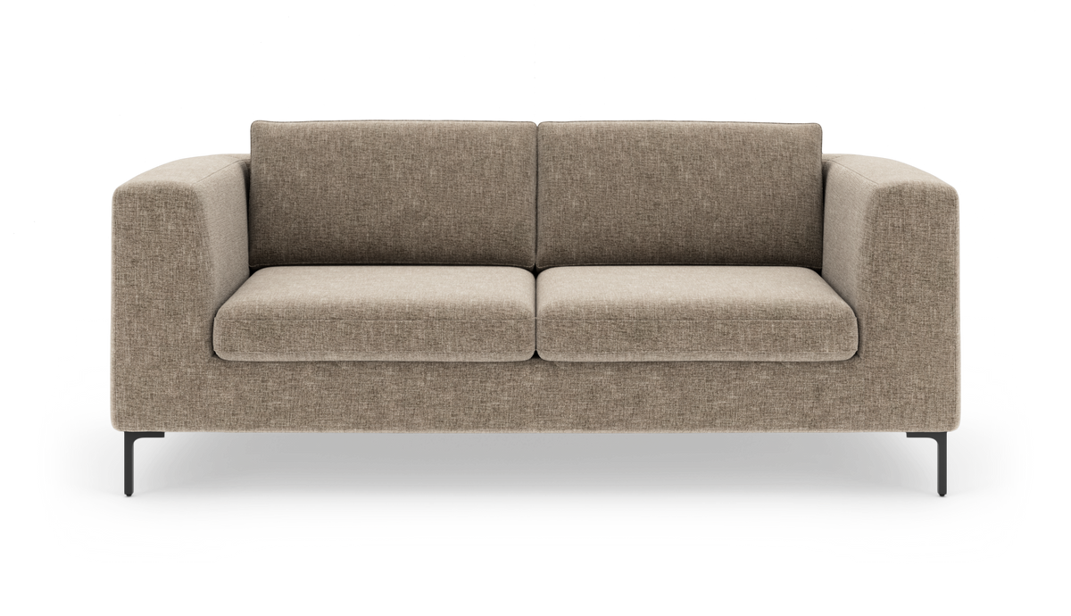 Beige 2-personers sofa med lige armlæn og sorte metalben, set forfra.
