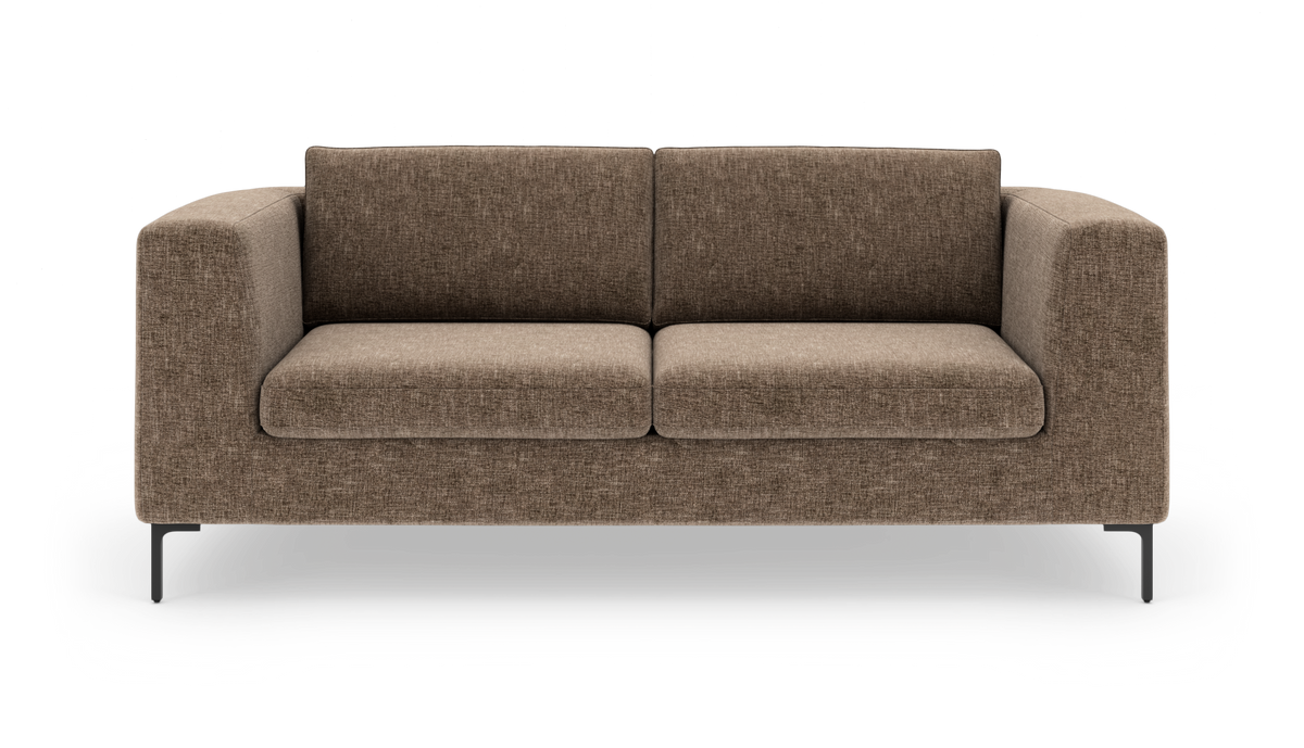 Brun stofsofa med to sæder, lige armlæn og sorte metalben, frontvisning.