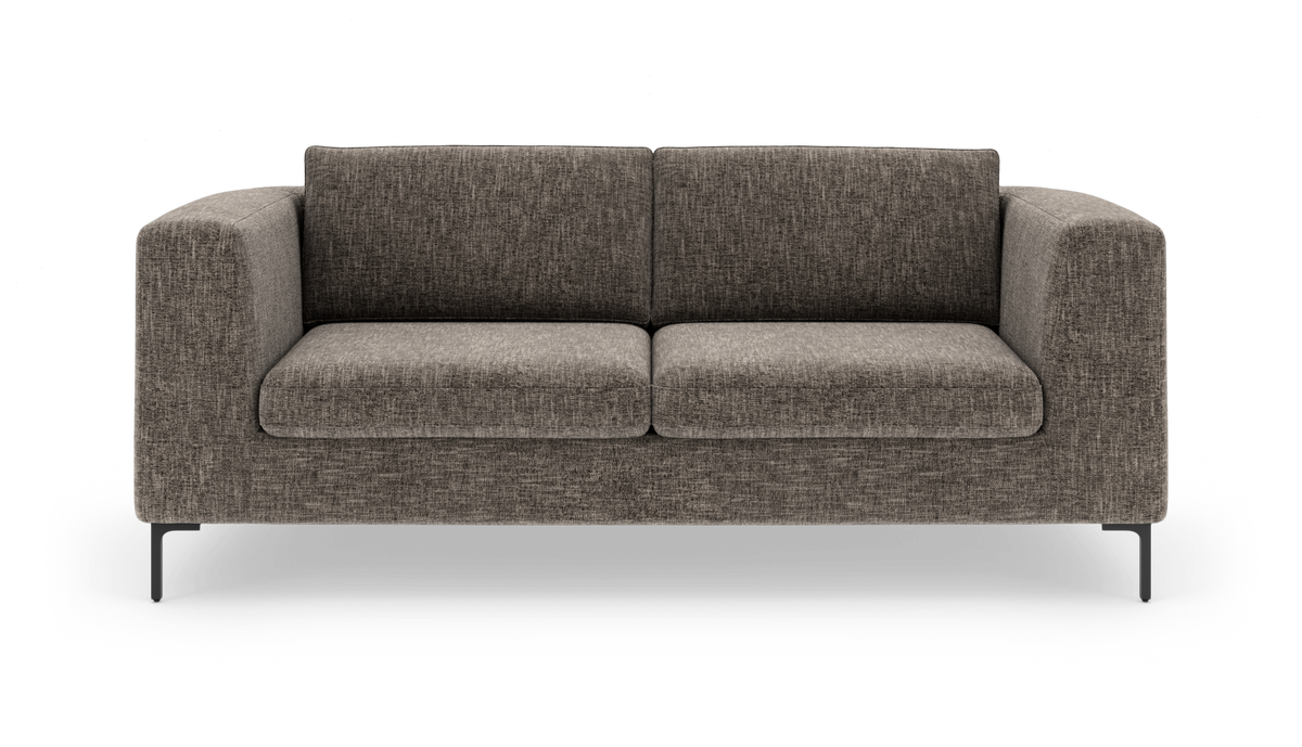 To-personers grå stofsofa med lige armlæn og slanke sorte metalben, set forfra.