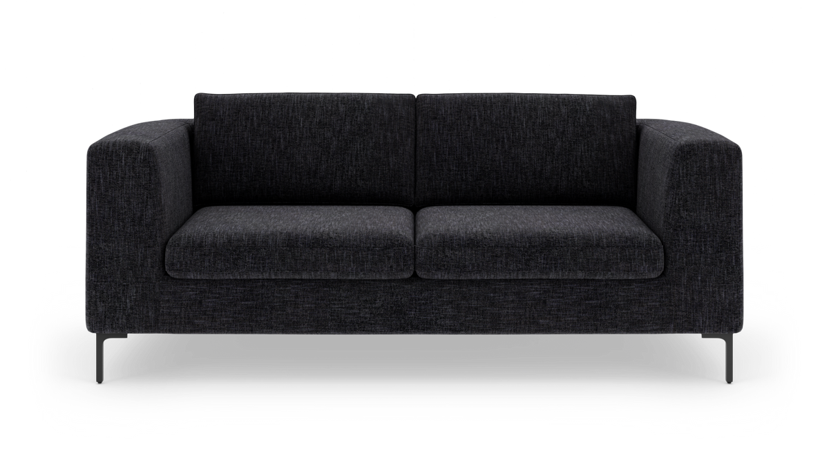 Mørkegrå 2-personers sofa med rene linjer og metalben, frilagt på hvid baggrund.