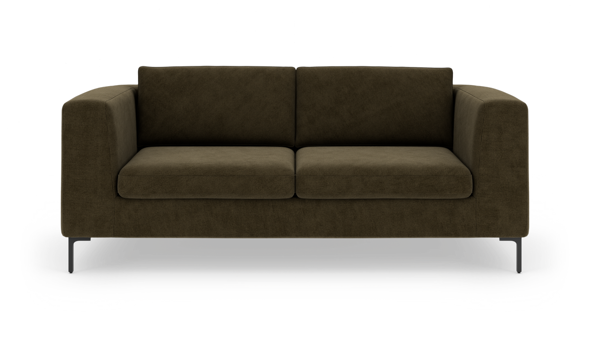 Mørk olivgrøn 2-personers sofa med brede armlæn og slanke sorte metalben, set forfra på hvid baggrund.