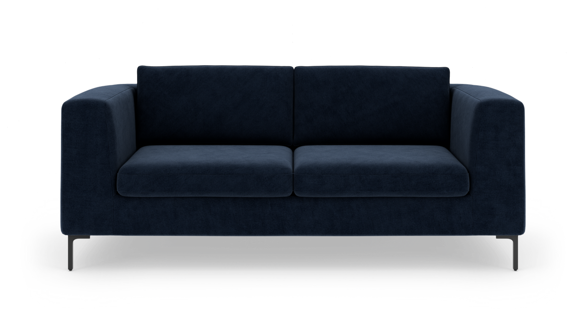 Mørkeblå 2-personers sofa i moderne, enkel design på hvid studiebaggrund.