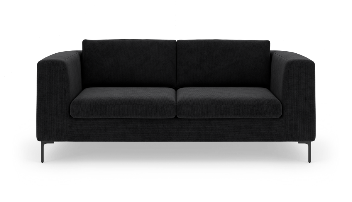 Sort sofa med brede armlæn set forfra på hvid baggrund.