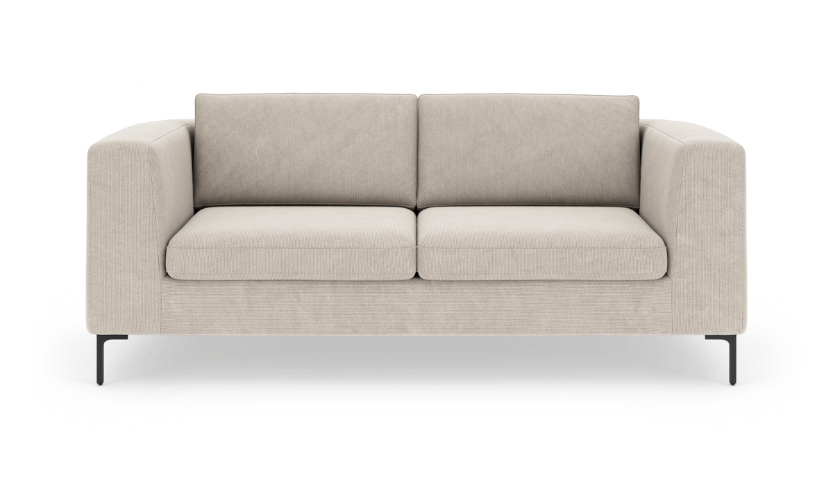 Beige sofa med to sædehynder set forfra på hvid studiebaggrund.