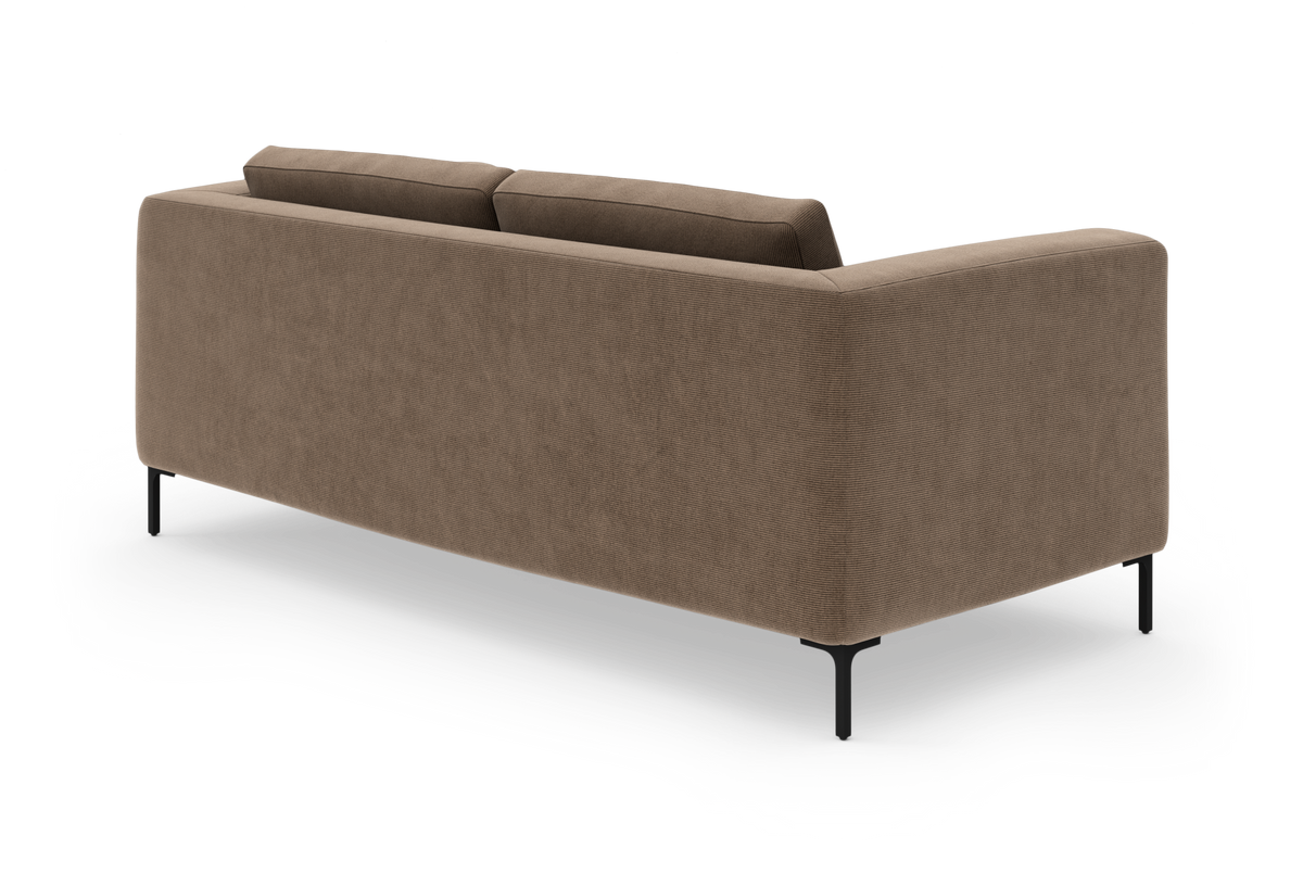 Brun stofsofa set skråt bagfra med slanke sorte ben.