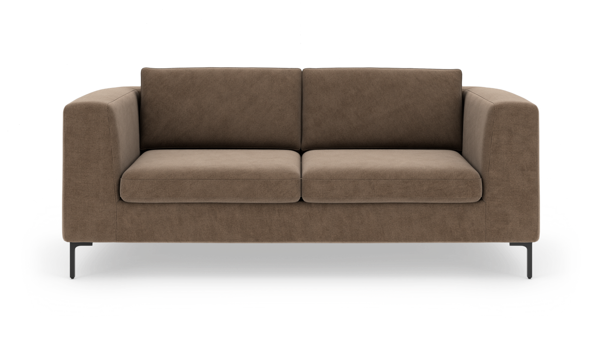 Brun 2-personers sofa med kraftige armlæn og sorte metalben, set forfra.