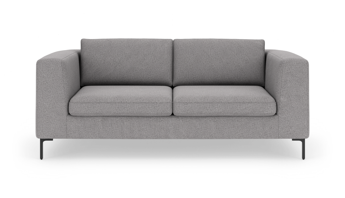 Grå to-personers sofa med lige armlæn på slanke ben, frilagt mod hvid baggrund.