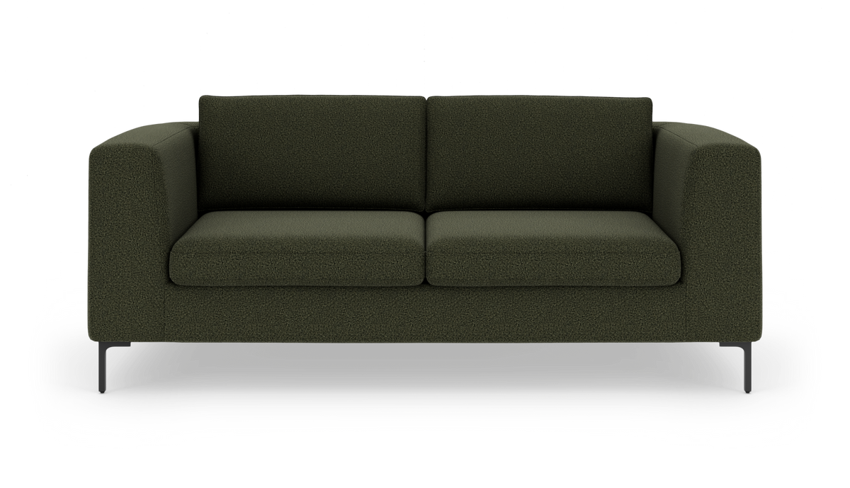 Mørkegrøn, enkel sofa med to siddehynder og sorte metalben, fritlagt frontvisning.
