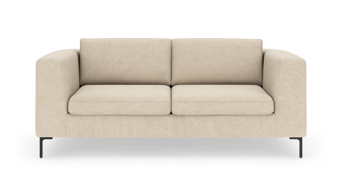 Beige 2-personers sofa med brede armlæn og slanke sorte ben, set forfra.