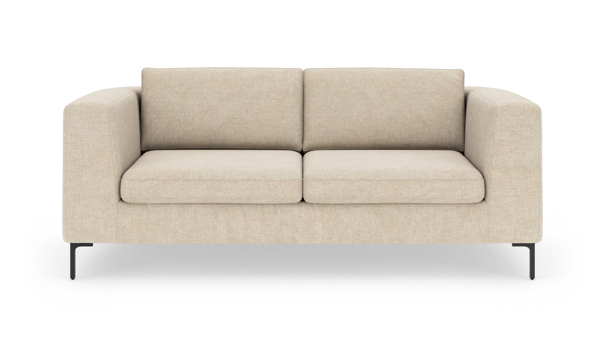 Beigefarvet 2-personers sofa med lige armlæn og sorte metalben på hvid baggrund.