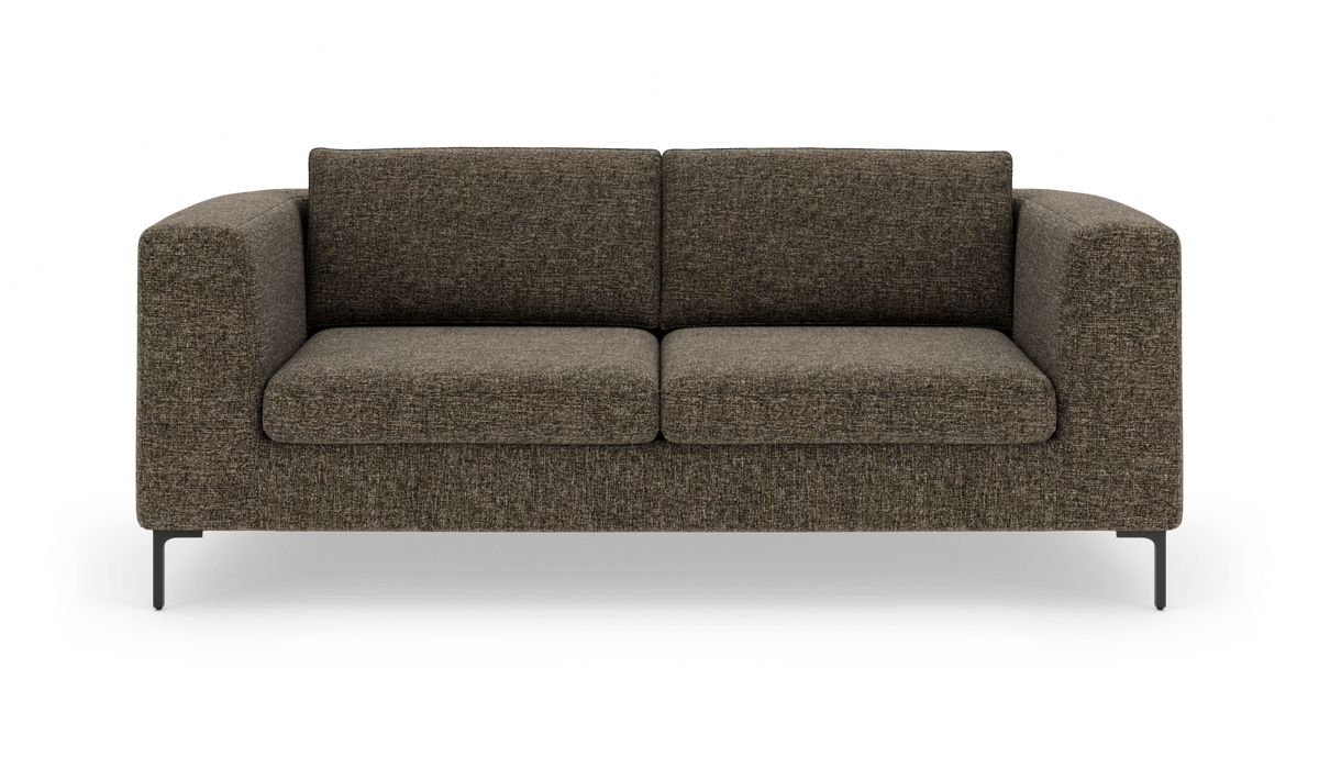 Brungrå, moderne 2-personers sofa med lige armlæn og slanke sorte ben, frilagt på hvid baggrund.