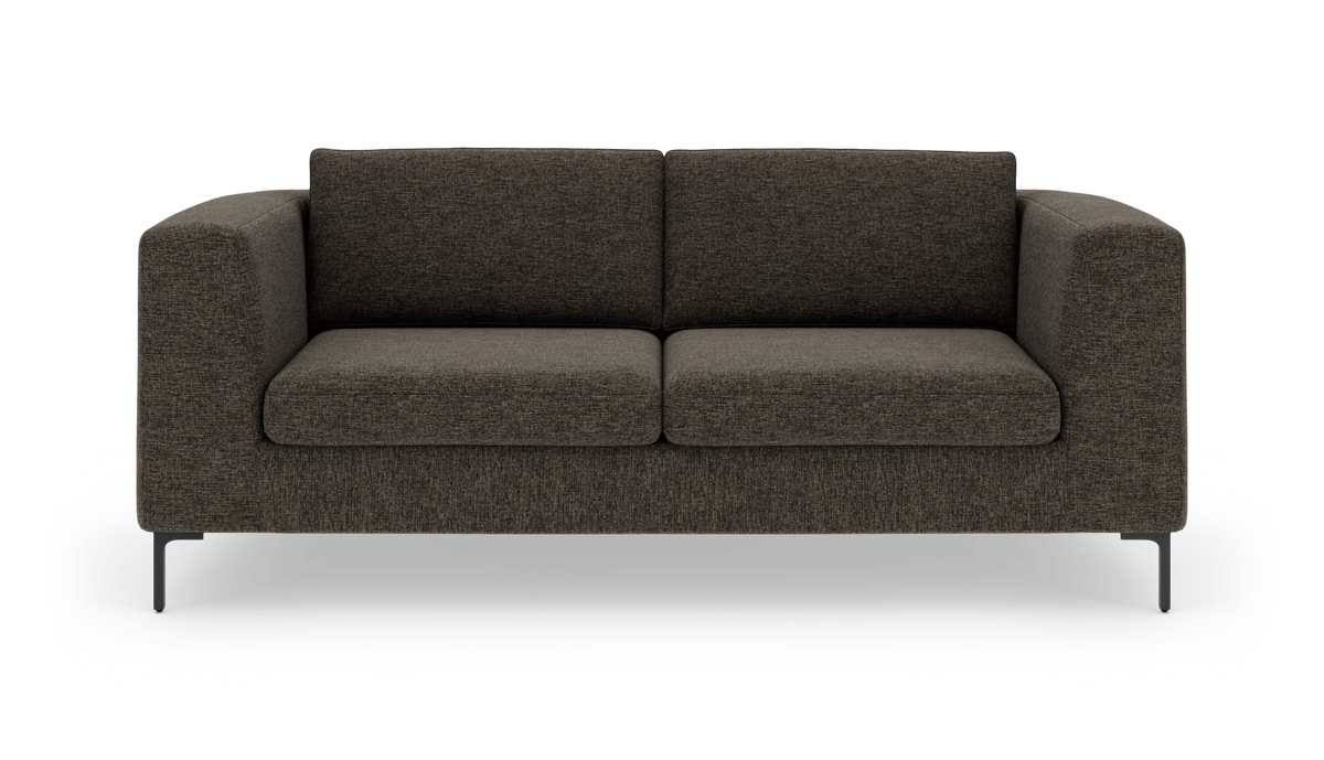 Mørkegrå 2-personers sofa med rene linjer og metalben, set forfra.