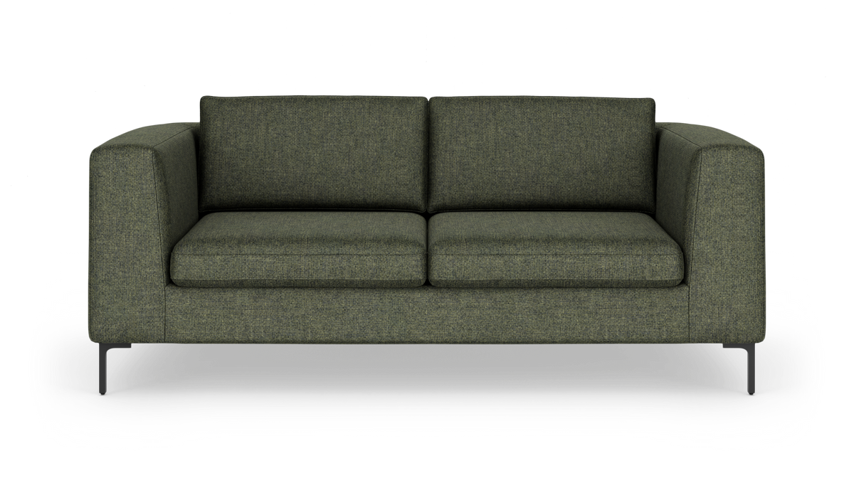Grøn 2-personers stofsofa med slanke sorte ben, frontvisning på hvid baggrund.