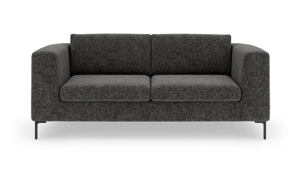 Mørkegrå 2-personers sofa med lige armlæn og metalben, frilagt på hvid baggrund.