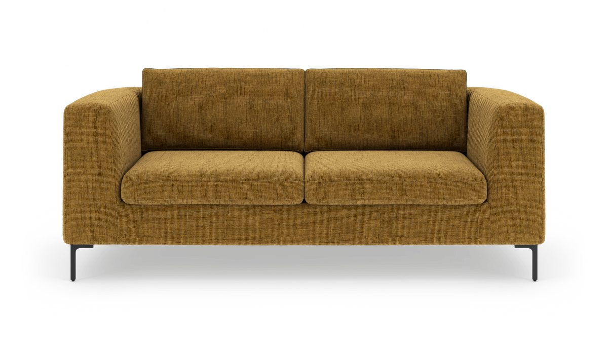 Sennepsgul 3-personers sofa med rene linjer og sorte metalben, frilagt frontvisning.
