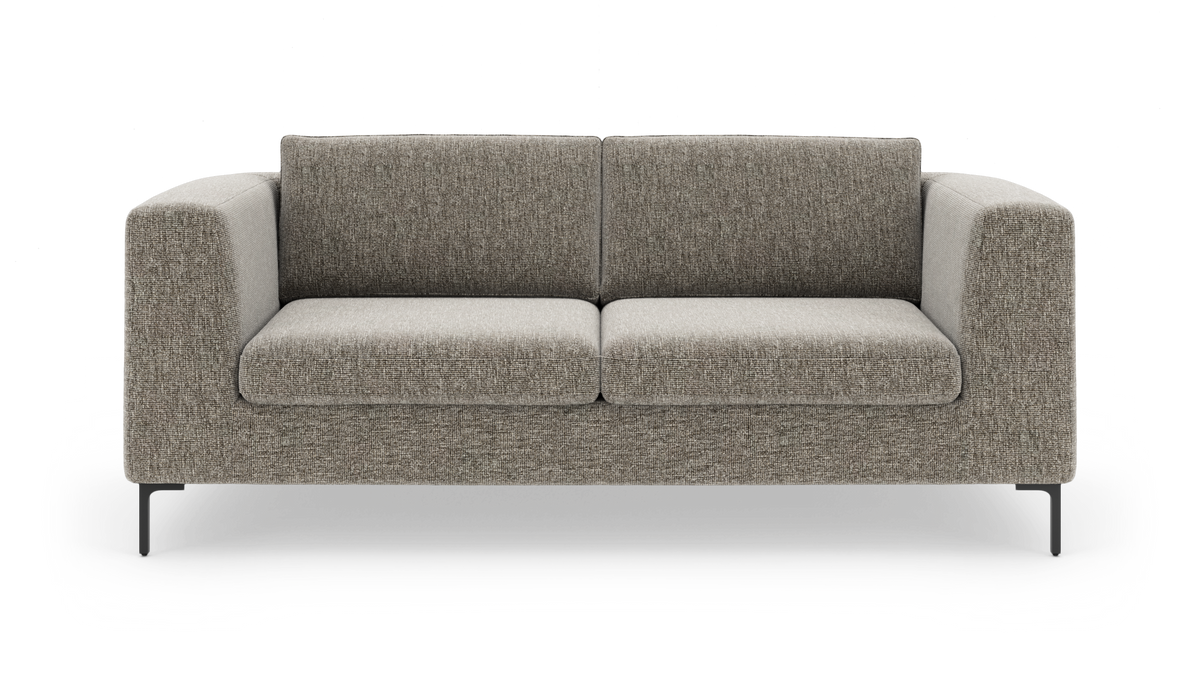 Moderne 2-personers sofa i gråt stof med sorte metalben på hvid baggrund.