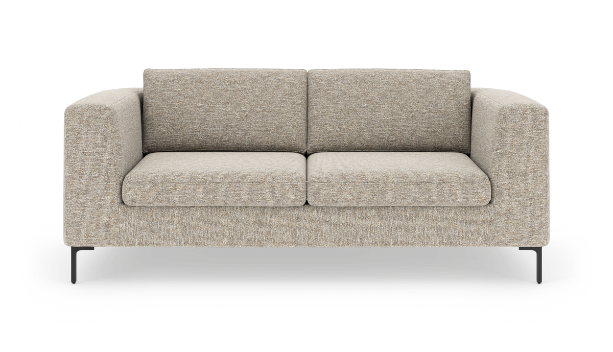 Beigefarvet to-personers sofa med brede armlæn og slanke sorte ben, fotograferet forfra.