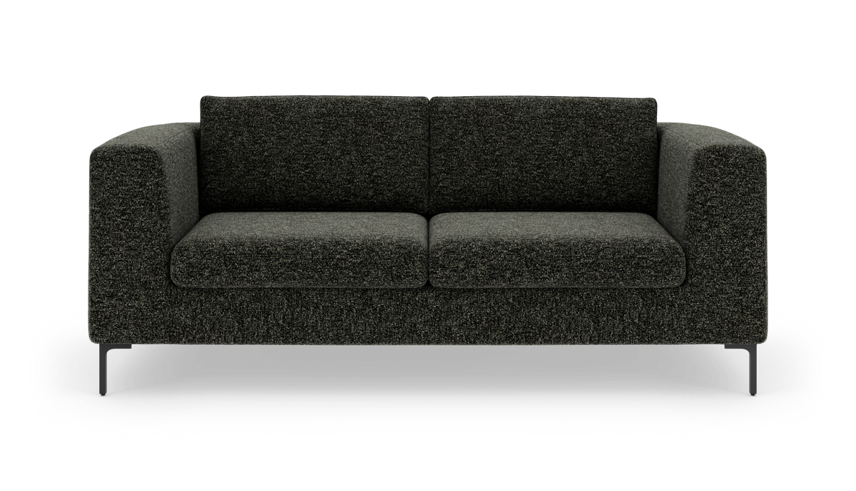 Mørkegrå 2-personers sofa med kantede armlæn og slanke metalben, fritlagt på hvid baggrund i frontvisning.