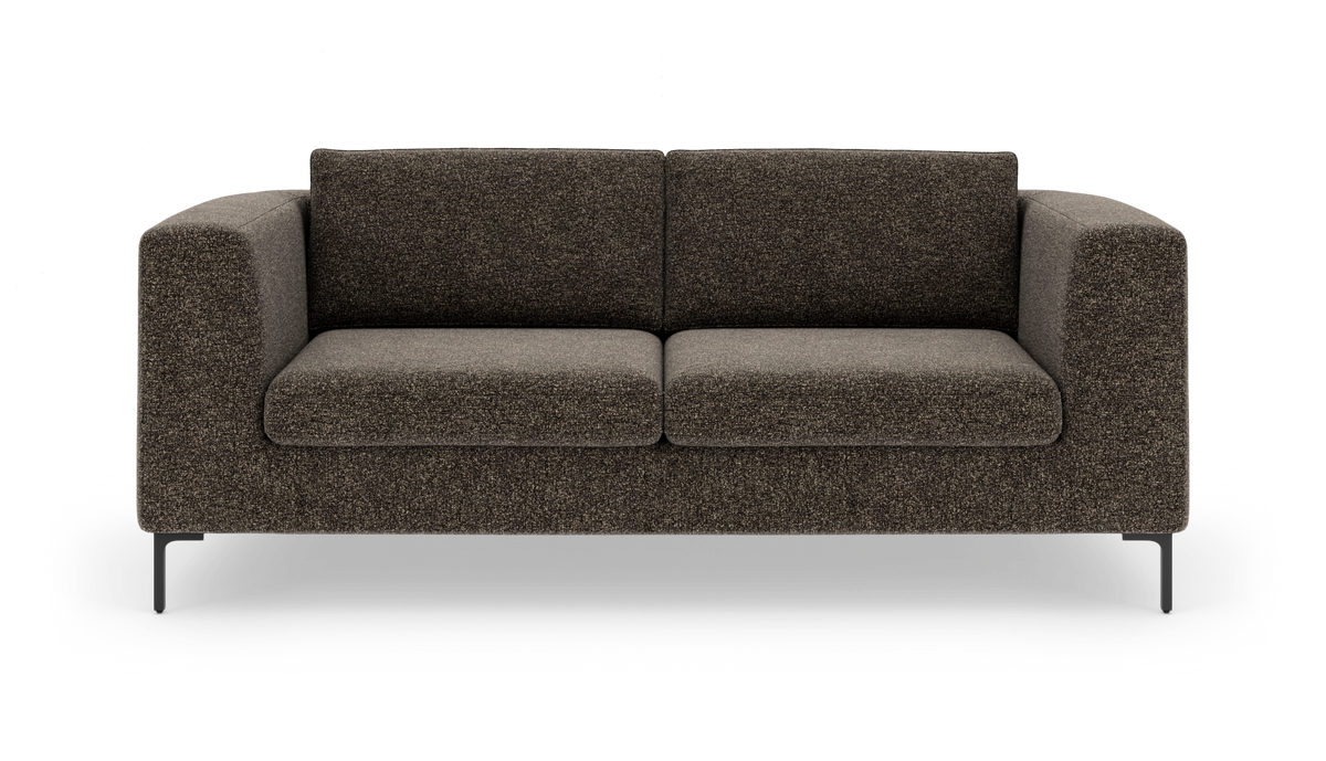 Brun to-personers sofa i moderne, minimalistisk design, frontvisning mod hvid baggrund.