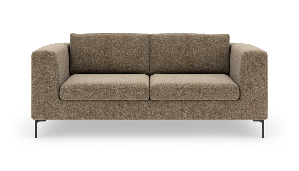 Brun‑beige 2-personers sofa med firkantede armlæn og slanke sorte ben, frilagt på hvid baggrund.