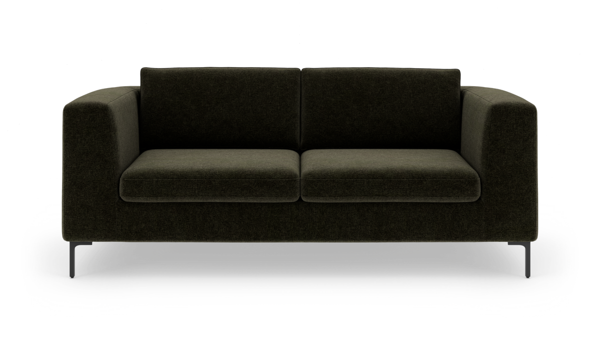 Mørkegrøn 2-personers sofa med lige armlæn og metalben, fotograferet forfra.