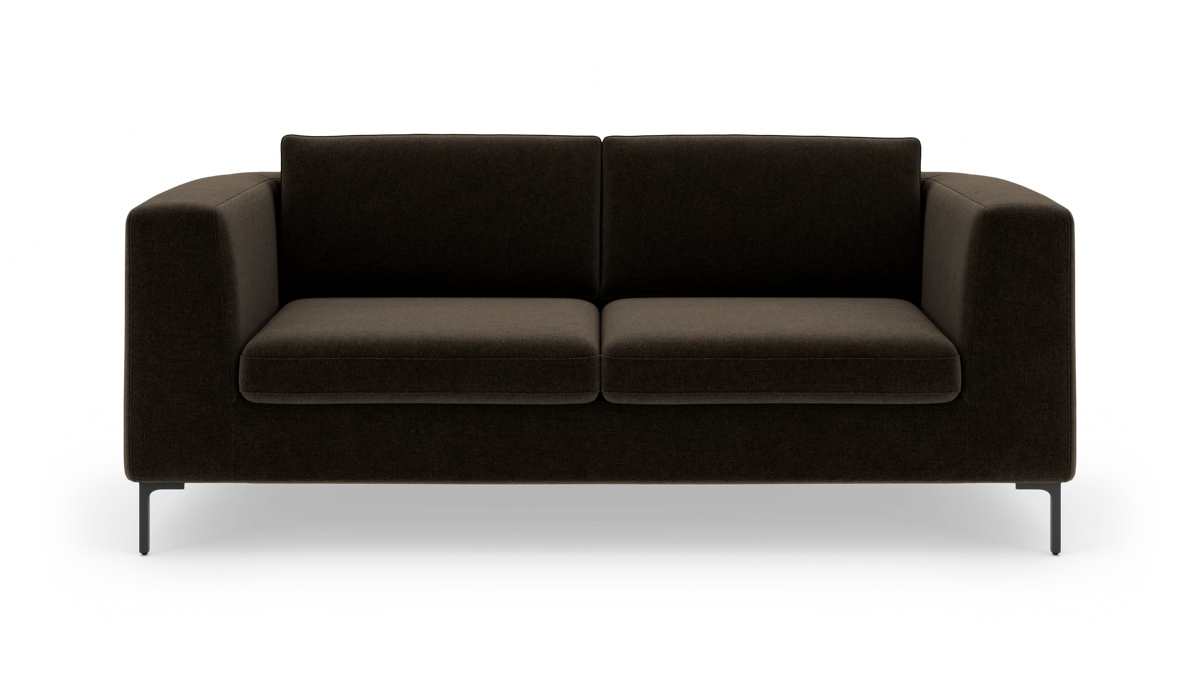 Mørkebrun, moderne 3-personers sofa med lige armlæn og slanke metalben, fotograferet forfra mod hvid baggrund.