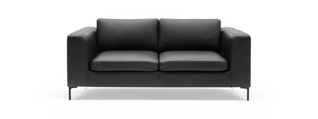 Sort tosædet lædersofa på hvid baggrund, frontvisning.