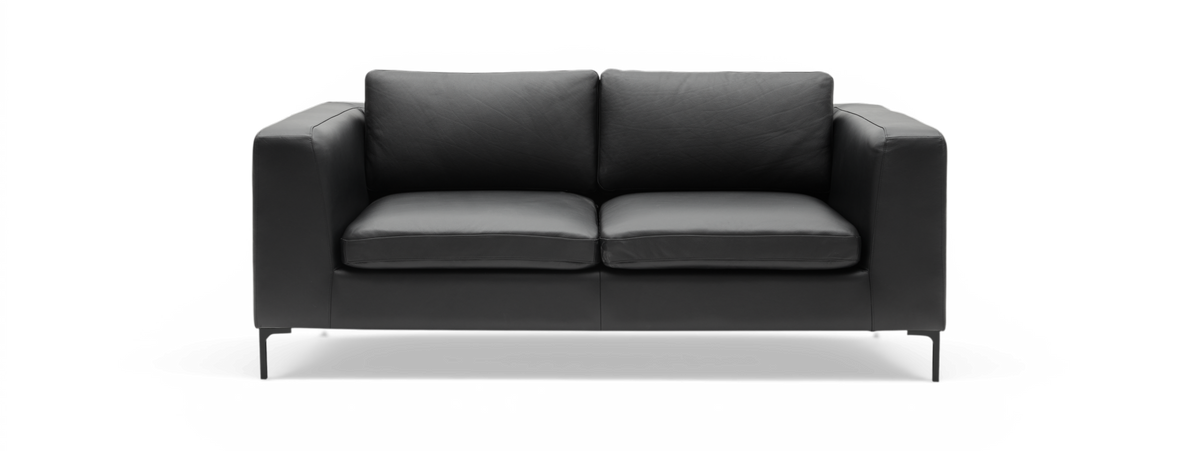 Sort tosædet lædersofa på hvid baggrund, frontvisning.