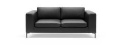 Sort tosædet lædersofa på hvid baggrund, frontvisning.