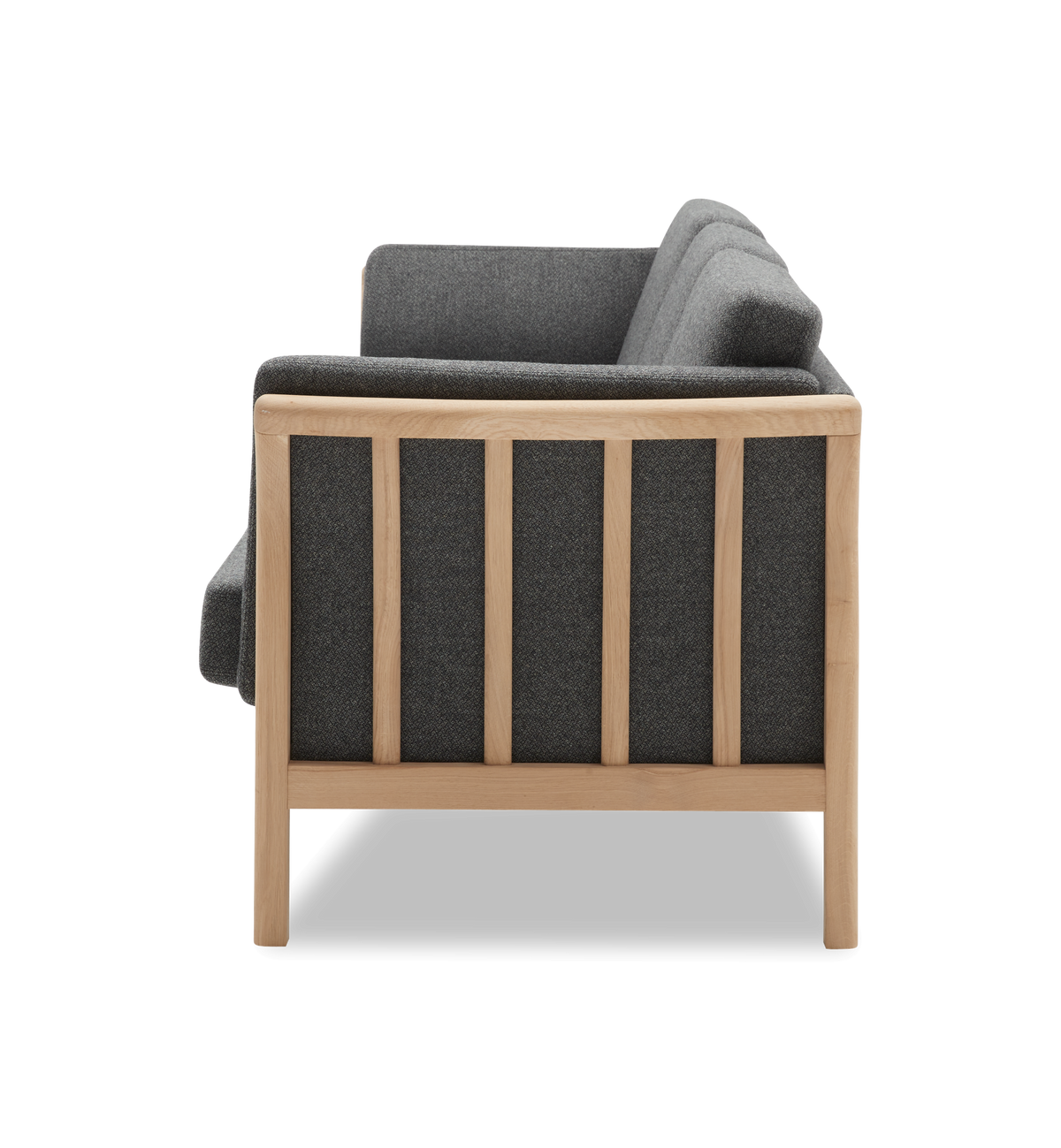 Sidevisning af mørkegrå polstret sofa med lys træramme, frilagt.