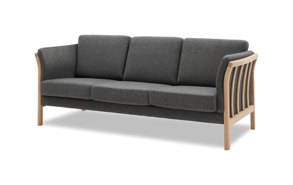 Grå 3-personers sofa med lys træramme og buede armlæn, frilagt på neutral baggrund.