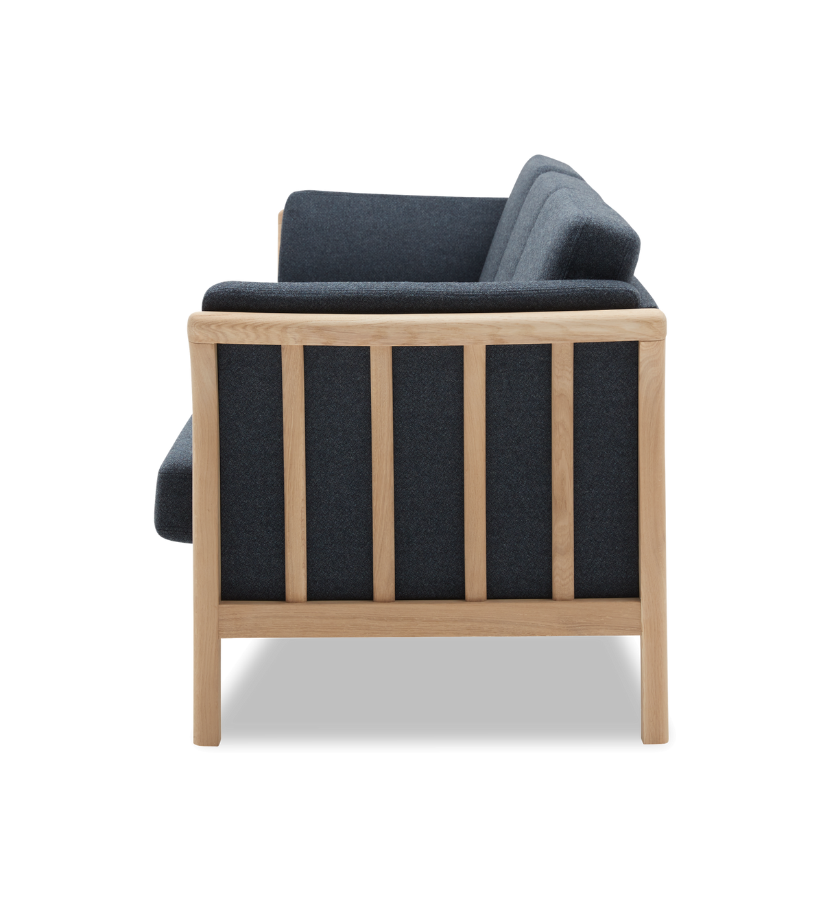 Sofa i sideprofil med lys træramme og mørkeblå polstring, frilagt på hvid baggrund.