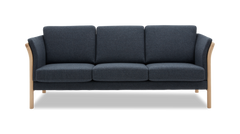 Mørk blå tresæders sofa med lyse træben og afrundede armlæn, frilagt mod hvid baggrund.