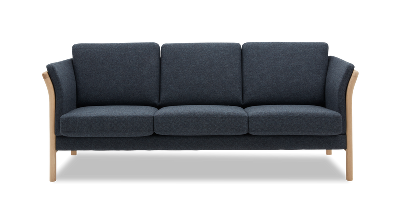 Mørk blå tresæders sofa med lyse træben og afrundede armlæn, frilagt mod hvid baggrund._ps