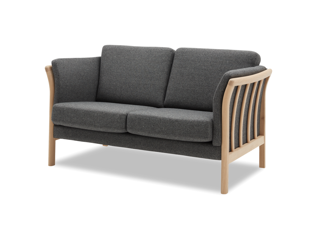 To-personers grå stofsofa med lys træramme, vist i skrå frontvinkel på hvid baggrund.