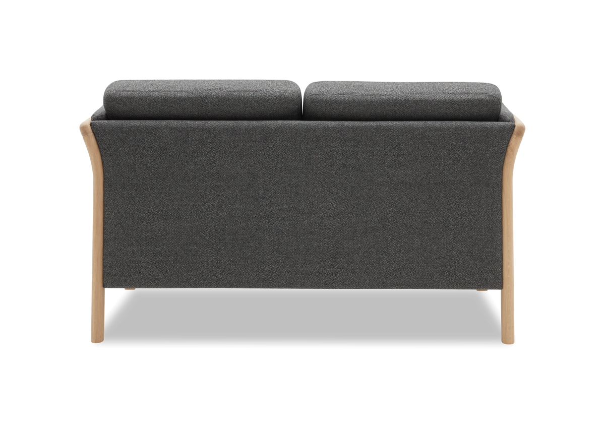 Mørkegrå sofa med lys træramme set bagfra.