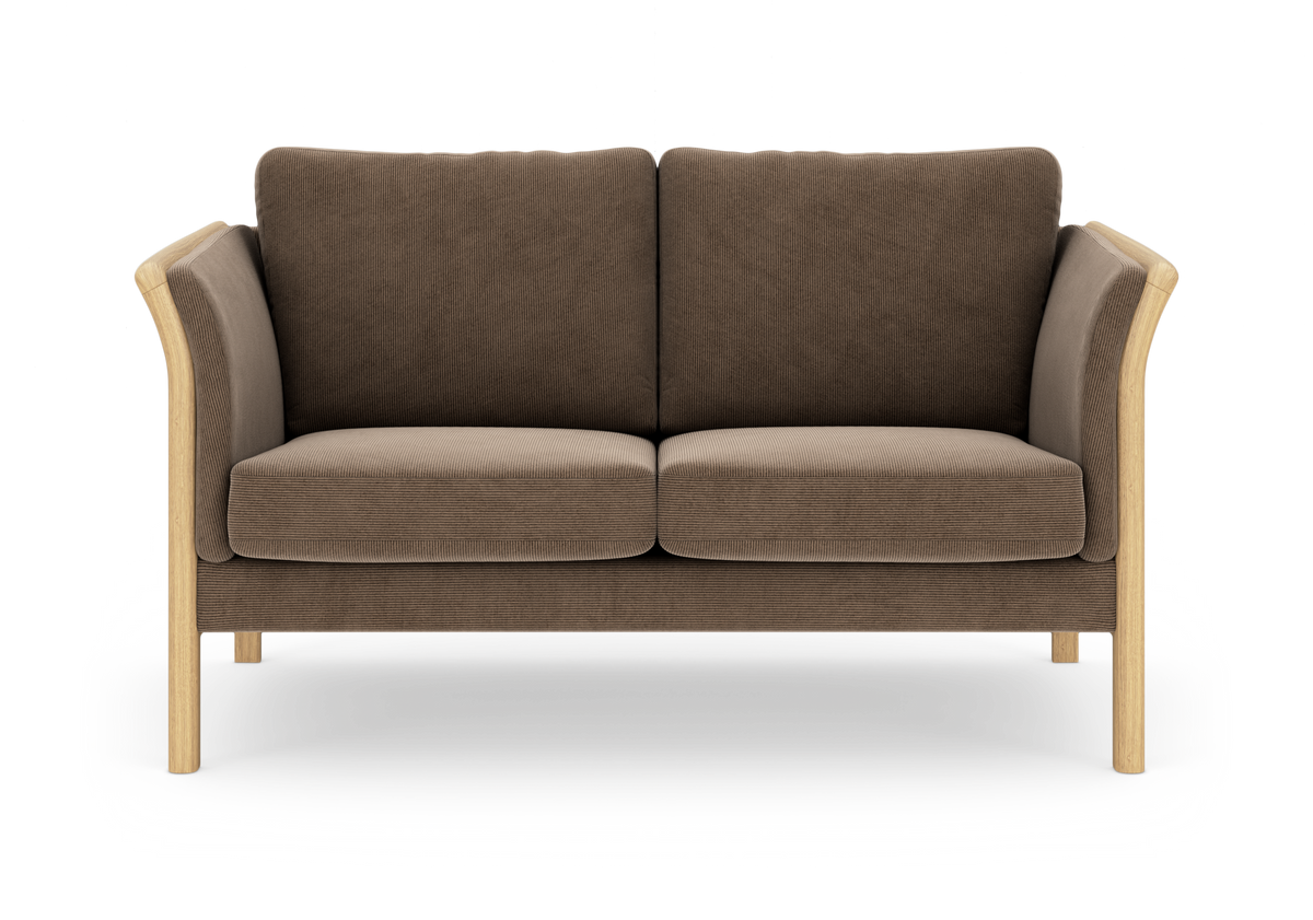 Brun 2-personers sofa med træben og afrundede armlæn, frilagt på hvid baggrund.