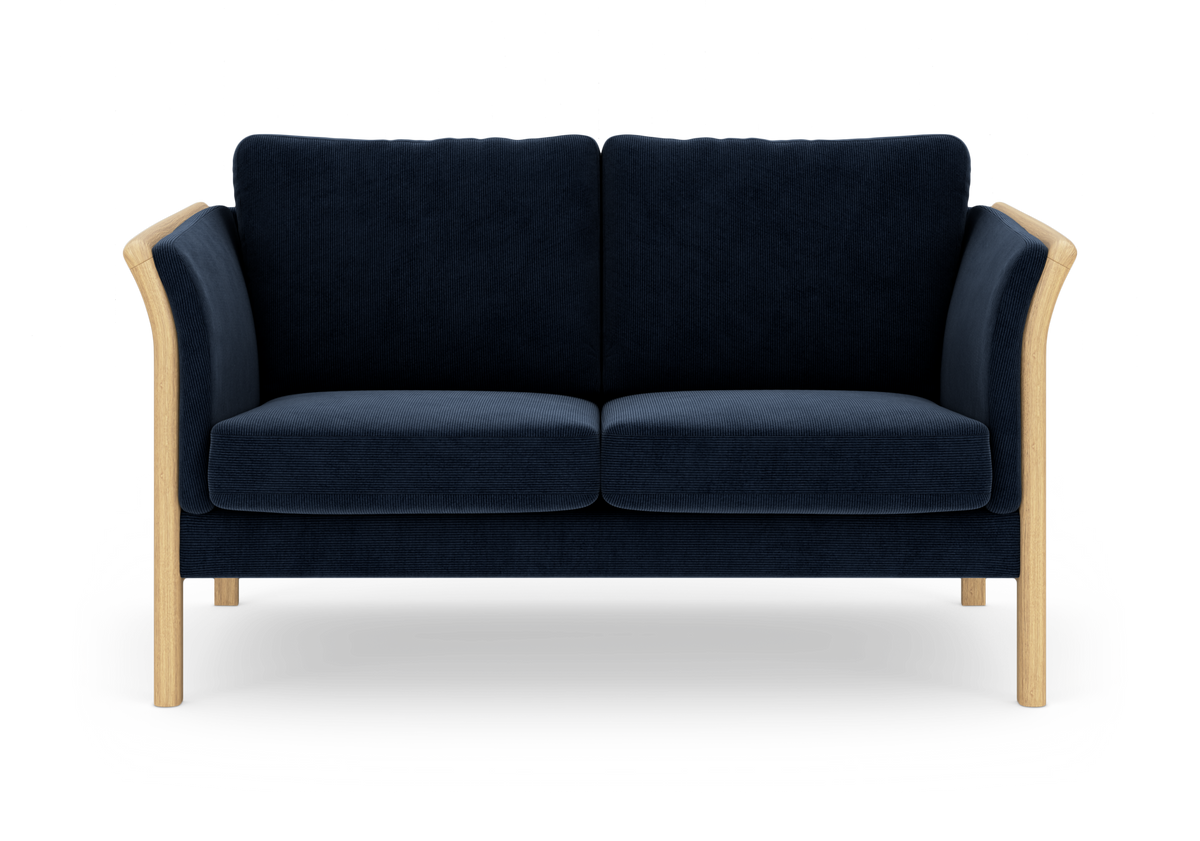 Mørkeblå 2-personers sofa med lyse trærammer, frontvisning på hvid baggrund.
