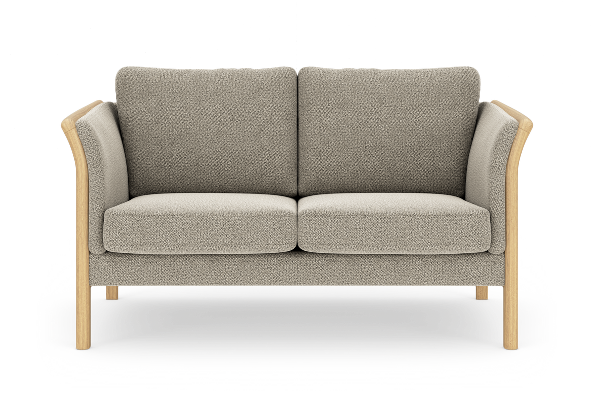 Tosæders sofa i beige stof med lys træramme, frilagt på hvid baggrund i frontvisning.
