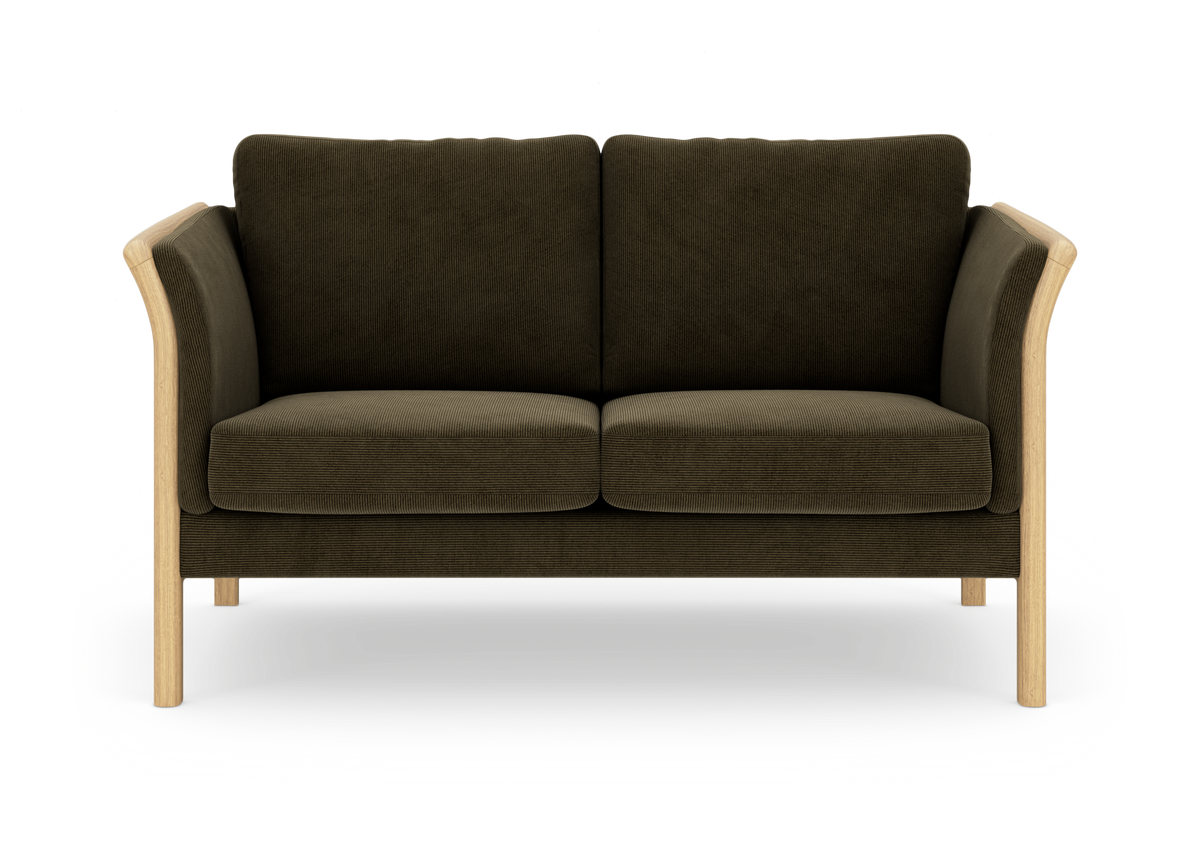 To-personers sofa i mørk olivgrøn fløjl med lyse træben og buede armlæn, frilagt mod hvid baggrund.